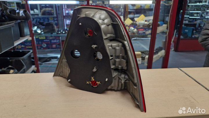 Фонарь задний задний левый Toyota Corolla NZE121