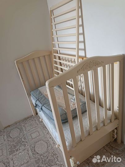 Детская кроватка с маятником и ящиком