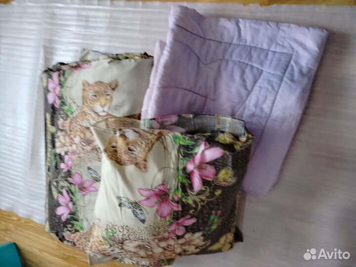 Два одеяла,подушка с наволочкой, пододеяльник