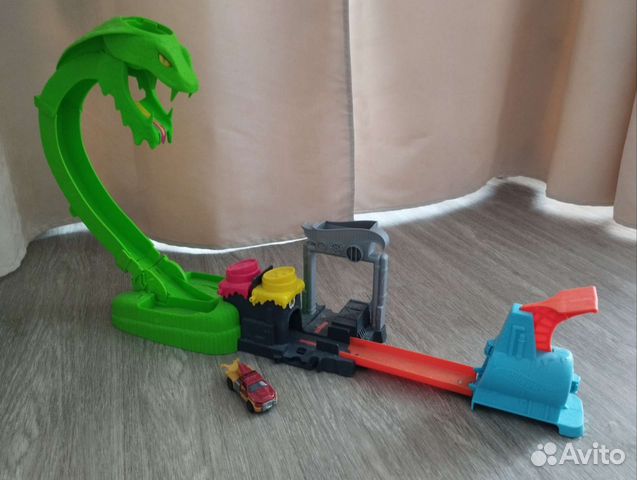 Хотвилс змея, гитары,грузовик на управлении,робот
