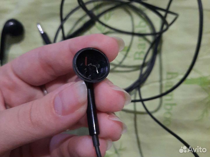 Сломанные наушники (правый работает)