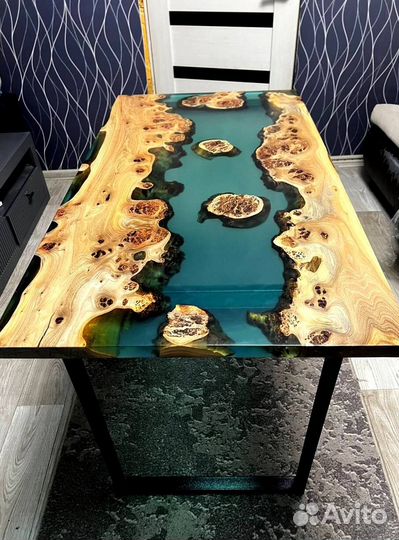Стол из массива дерева и смолы