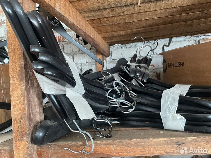 Вешалки много разных