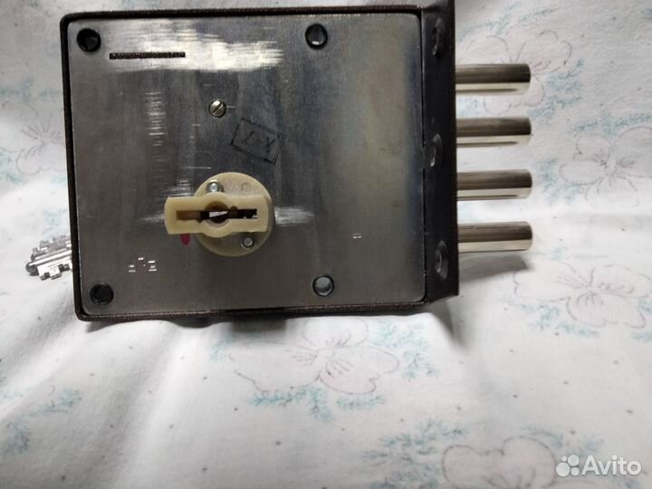 Замок дверной накладной