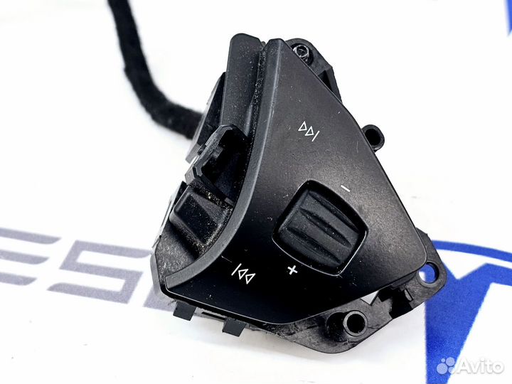 Кнопки управления на руле Tesla Model S рест. 2017