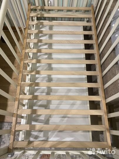 Детская кроватка с продольным маятником