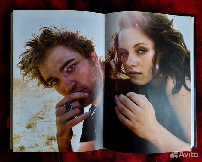 Книга о Роберте Паттинсоне из фильма 