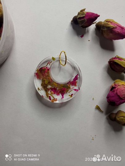 Кулон из эпоксидной смолы с засушенными цветами