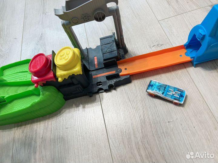 Хотвилс змея и акула