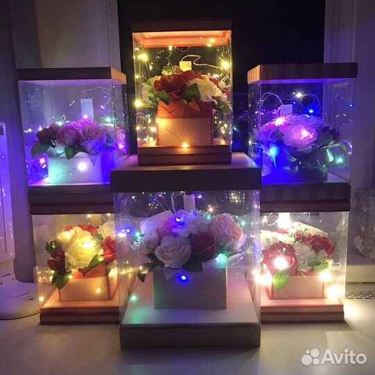 Цветы с гирляндой в аквариуме