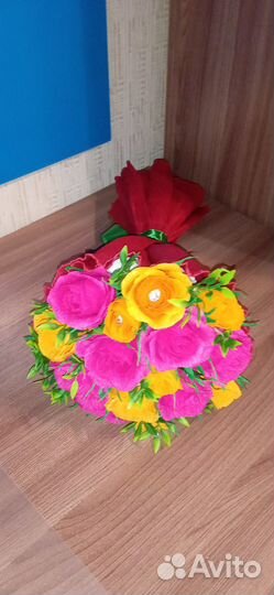 Букет из гофрированной бумаги с конфетами