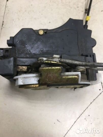 Замок двери передней левой Mitsubishi Lancer