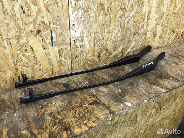 Поводок стеклоочистителя передний Opel Astra H