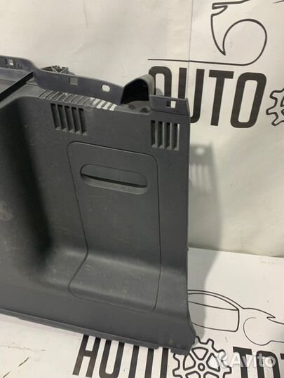 Обшивка багажника правая Nissan Terrano D10