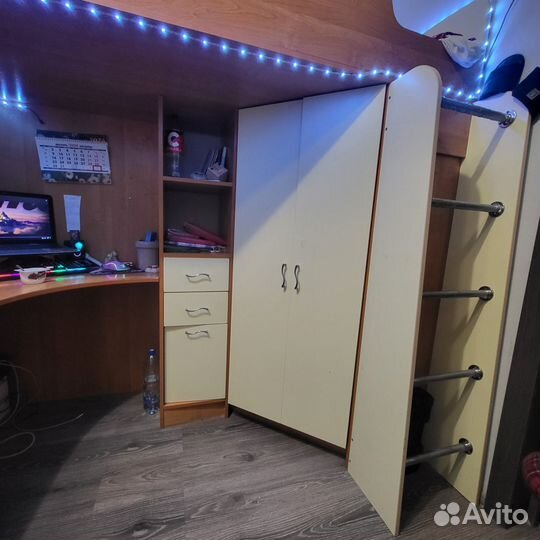 Детская кровать чердак со столом и шкафом