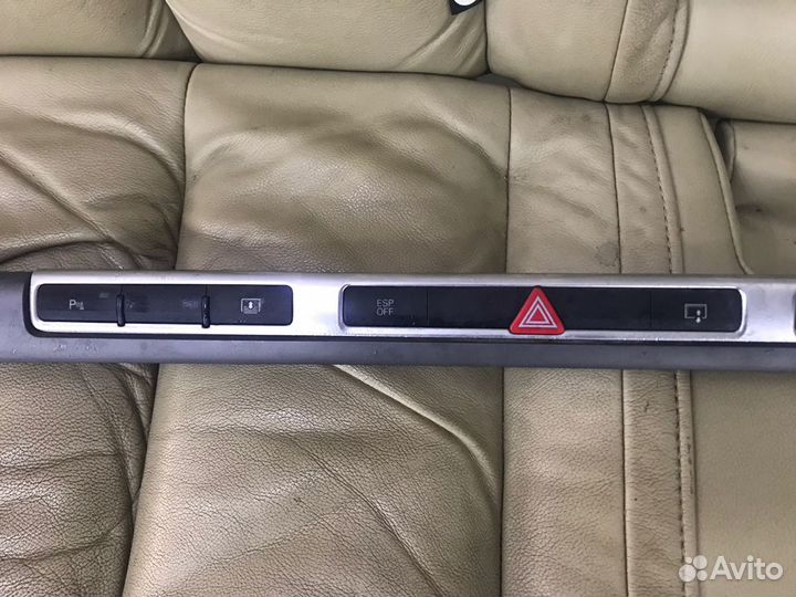 Кнопка аварийки Audi A8 (D3) с молдингом