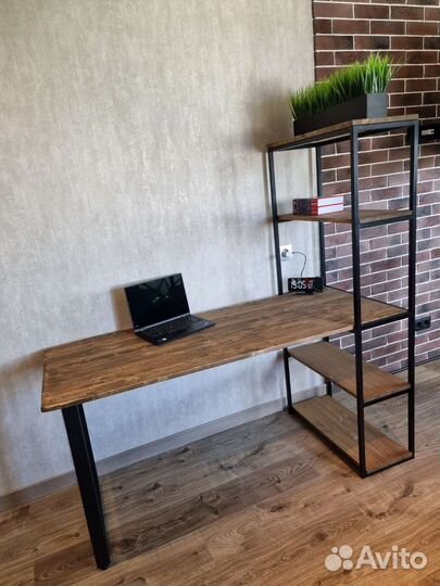 Рабочий стол со стеллажом