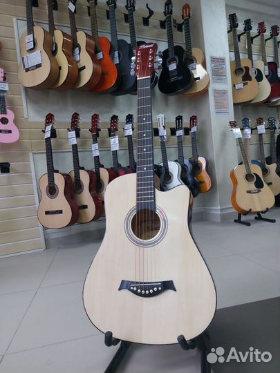 Гитара комплект (чехол, ремень, медиатор, струны)