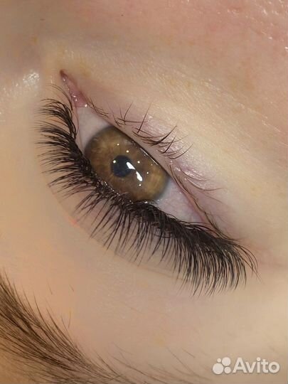 Наращивание ресниц и оформление бровей