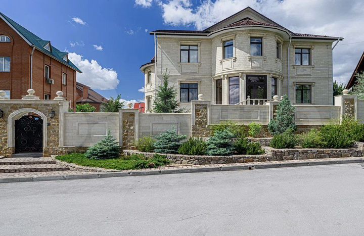 Коттедж 590 м² на участке 10 сот.