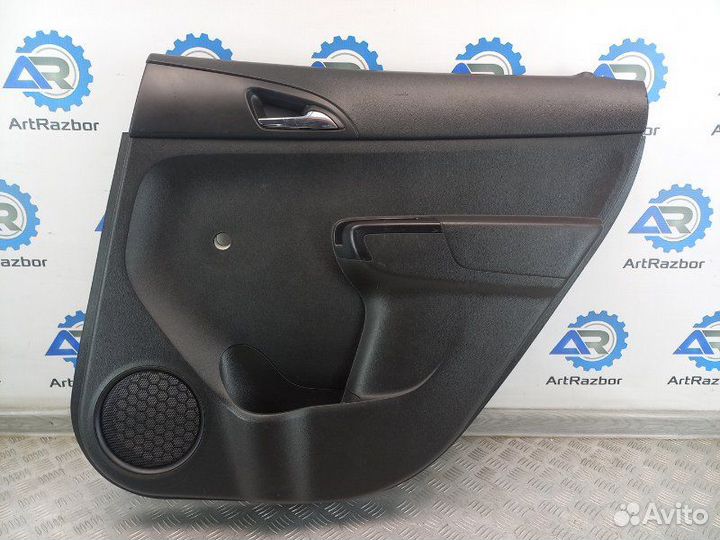 Обшивка двери задней правой Chevrolet Orlando 1