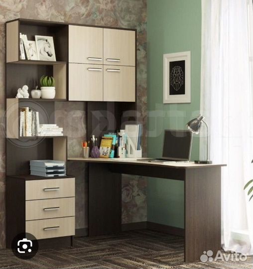 Угловой письменный стол с полками