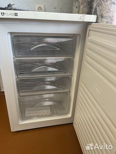 Продам морозильную камеру Indesit SFR 100