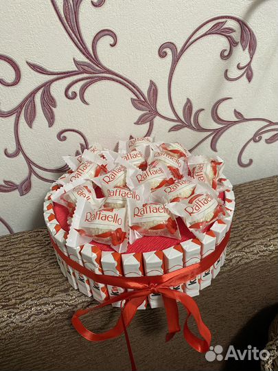 Торт из киндеров и Рафаэлло, букет из ягод