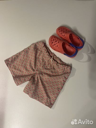 Шорты (8 лет), тапки (EU 33)