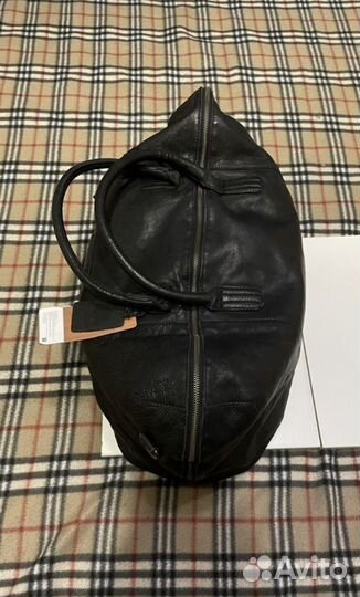 Черная кожаная дорожная сумка