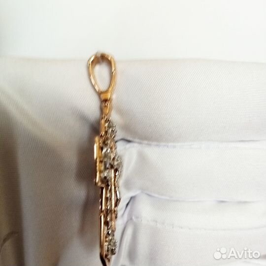 Золотая подвеска с фианитом