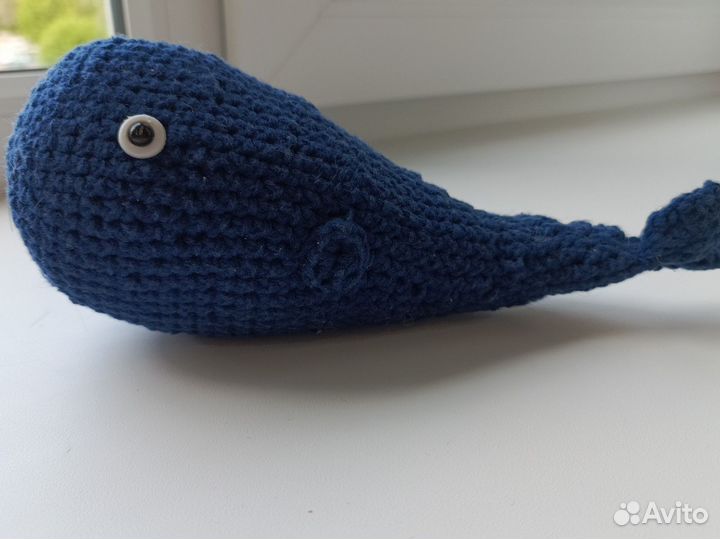 Вязаная игрушка дельфин