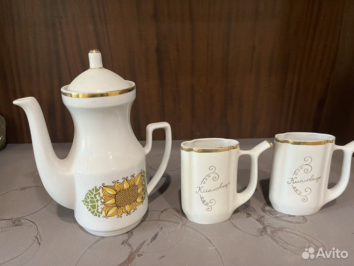 Заварочный чайник и бокалы