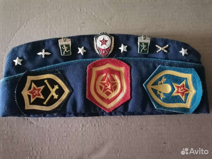 Пилотка со значками и шевронами СССР
