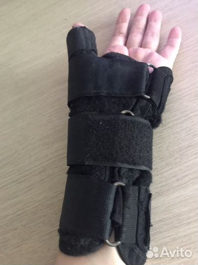 Бандаж на лучезапястный сустав левой руки