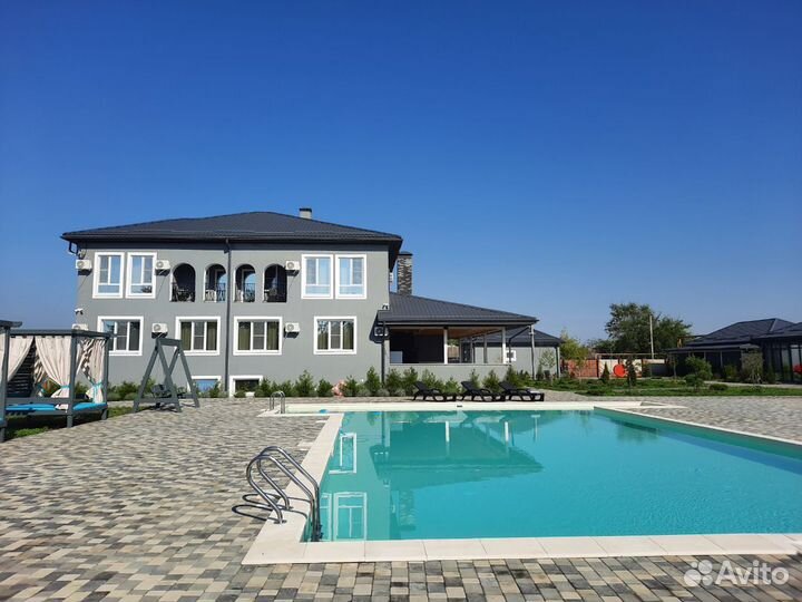 Гостиница с бассейном