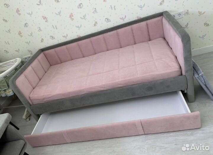 Кровать мягкая с вертикальной стяжкой выдвижная