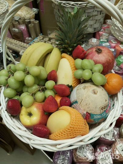 Корзины подарочный из фруктов и ягод 2500