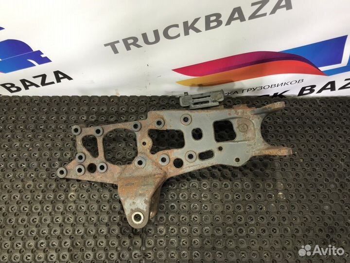 9303220101 Кронштейн передней рессоры левый