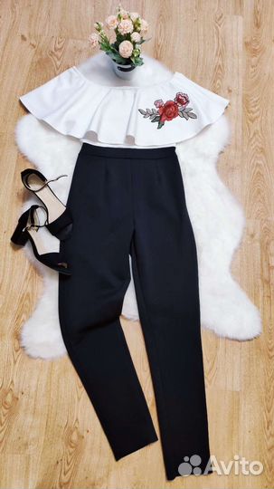 Комбез с воланами и нашивкой розы