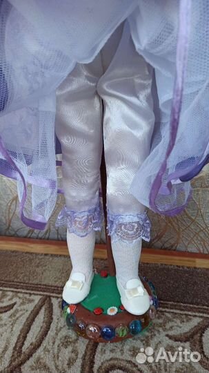 Кукла фарфоровая