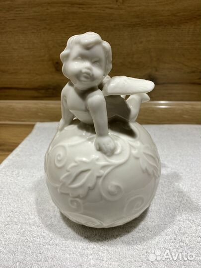 Статуэтка ангел на шаре