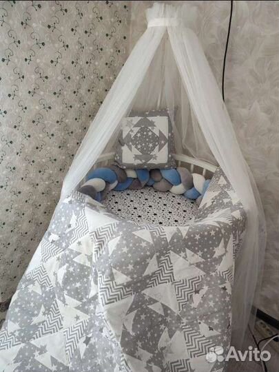 Кровать с балдахином и пеленальный комод