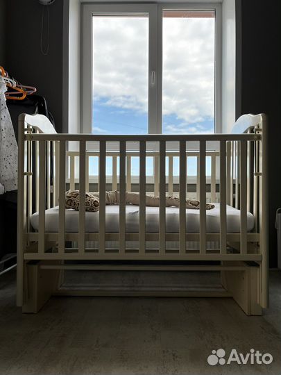 Детская кроватка с маятником