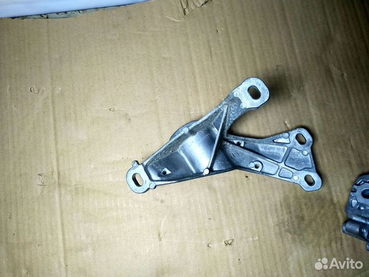 Кронштейн коробки передач Audi A8D4