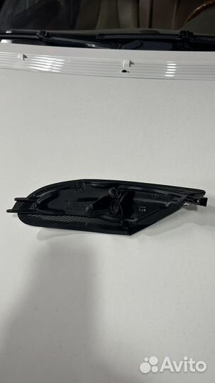 Передний правый подфарник