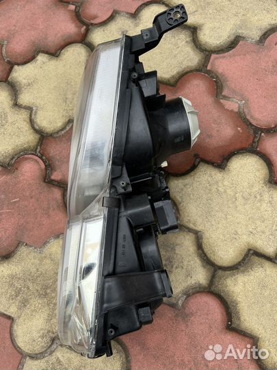 Передняя правая фара на lexus-LX470.Пластик