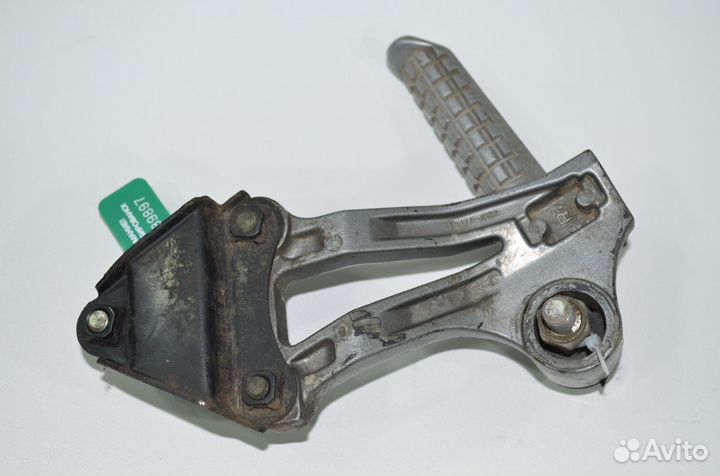 Подножка пассажира правая Kawasaki ZZR1100-1