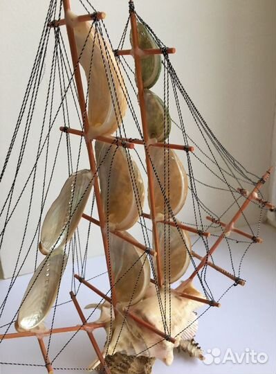 Фигурки парусника и белочки