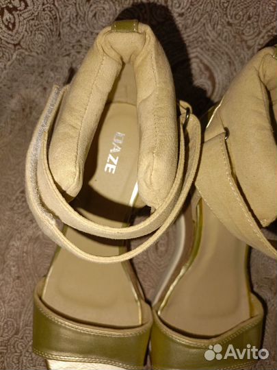 Босоножки на танкетке